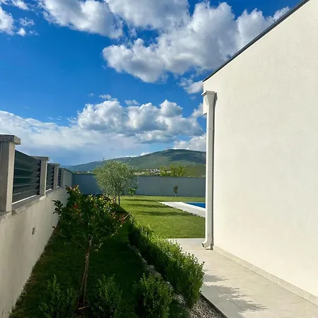 Dora Villa *